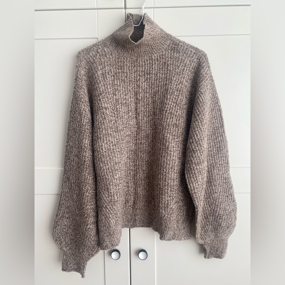 Club Monaco, cashmere sweater. Size M, brand new w/o tag